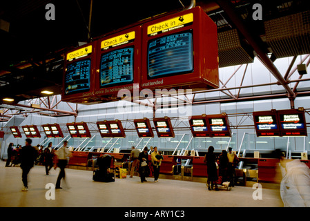 Check-in Schalter am Heathrow Airport Terminal 4 vier London England Stockfoto