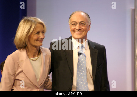 Michael Howard Tory mp und Führer mit seiner Frau 2004 Stockfoto