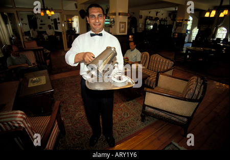 Kairo, Ägypten-Kellner des British colonial Hotel Windsor mit Kaffee Stockfoto
