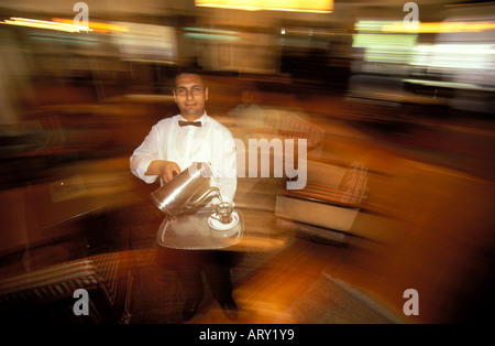 Kairo, Ägypten-Kellner des British colonial Hotel Windsor mit Kaffee Stockfoto