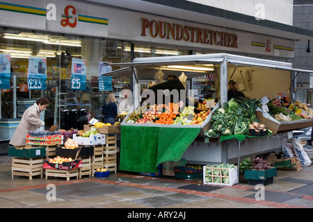 Obst- und Gemüsemarkt stall außerhalb Poundstretcher in Newport Stockfoto