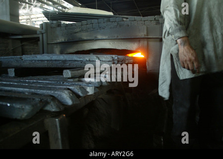 riskante Arbeit in Stahlwerke in Islamabad, Pakistan Stockfoto