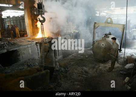 riskante Arbeit in Stahlwerke in Islamabad, Pakistan Stockfoto