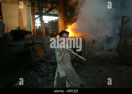 riskante Arbeit in Stahlwerke in Islamabad, Pakistan Stockfoto