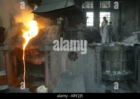 riskante Arbeit in Stahlwerke in Islamabad, Pakistan Stockfoto