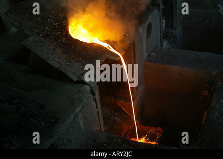 riskante Arbeit in Stahlwerke in Islamabad, Pakistan Stockfoto