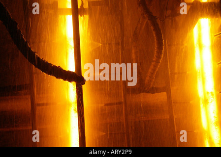 riskante Arbeit in Stahlwerke in Islamabad, Pakistan Stockfoto