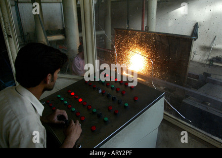 riskante Arbeit in Stahlwerke in Islamabad, Pakistan Stockfoto