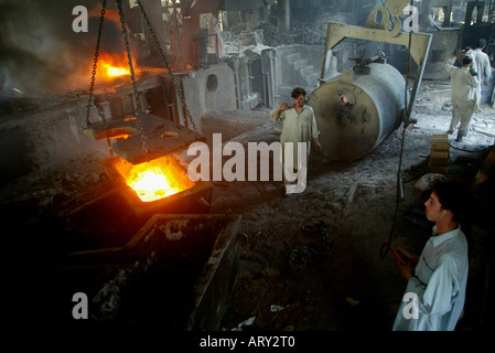 riskante Arbeit in Stahlwerke in Islamabad, Pakistan Stockfoto