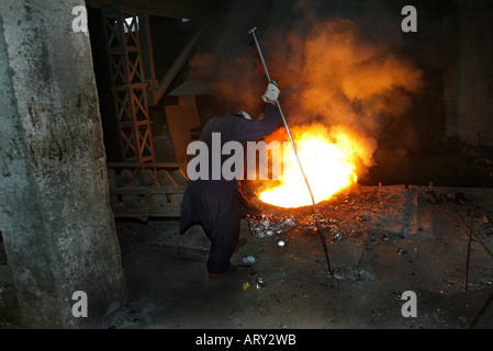 riskante Arbeit in Stahlwerke in Islamabad, Pakistan Stockfoto