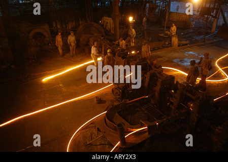 riskante Arbeit in Stahlwerke in Islamabad, Pakistan Stockfoto