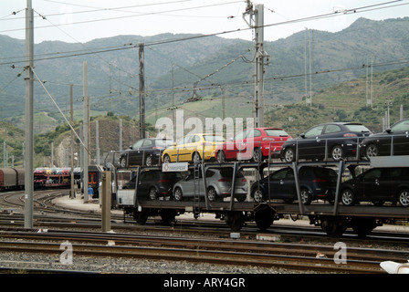 Neuwagen mit Zug Sitz Eisenbahn Waggon Sitz bei der Umstellung Hof Rangierbahnhof auf er transportiert Französisch Spanisch Grenze bei Stockfoto