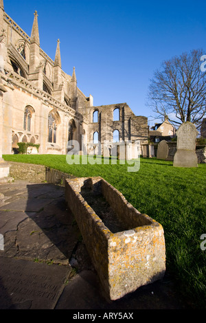 Stone Sarg außerhalb Malmesbury Abbey in Malmesbury, Wiltshire Stockfoto