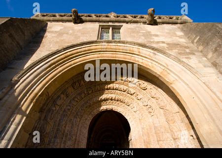 Norman Arch und Schnitzereien am Eingang Malmesbury Abbey in Malmesbury, Wiltshire Stockfoto