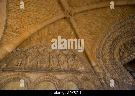 Norman Arch und Schnitzereien am Eingang Malmesbury Abbey in Malmesbury, Wiltshire Stockfoto