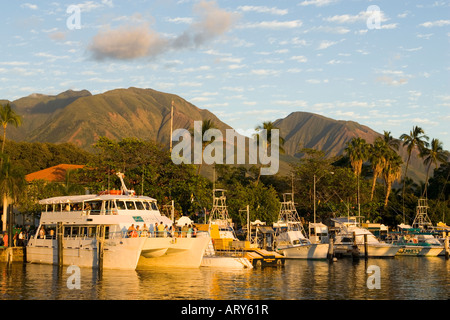 Lahaina Bootshafen an einem sehr ruhigen Tag mit den West Maui Bergen im Hintergrund. Stockfoto