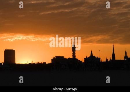 Die Telecom tower Bt bei Sonnenuntergang in Silouette gegen die Skyline von London Stockfoto