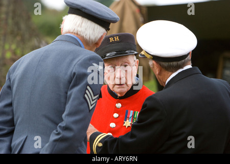 Chelsea-Rentner im Gespräch mit bewaffneten Sevices Offiziere auf WWII Reenactment Veranstaltung Stockfoto