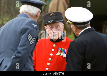 Chelsea-Rentner im Gespräch mit bewaffneten Sevices Offiziere auf WWII Reenactment Veranstaltung Stockfoto