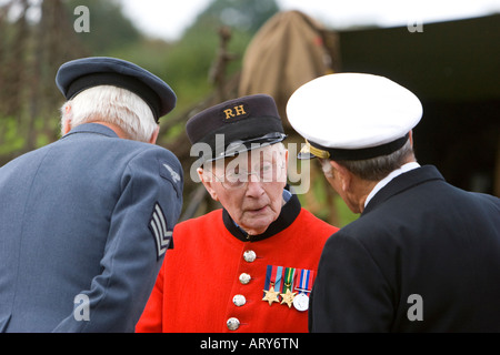 Chelsea-Rentner im Gespräch mit bewaffneten Sevices Offiziere auf WWII Reenactment Veranstaltung Stockfoto