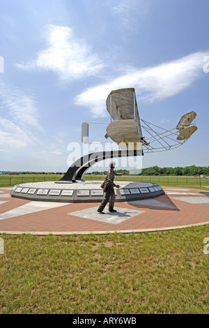 Wright Flyer Skulptur von Larry Godwin auf der Wright-Patterson AFB in Dayton Ohio Stockfoto