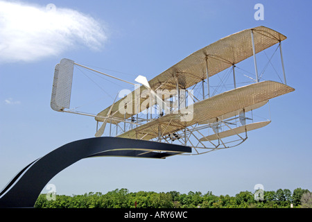 Wright Flyer Skulptur von Larry Godwin auf der Wright-Patterson AFB in Dayton Ohio Stockfoto