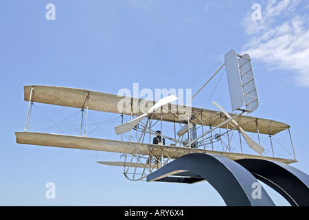 Wright Flyer Skulptur von Larry Godwin auf der Wright-Patterson AFB in Dayton Ohio Stockfoto
