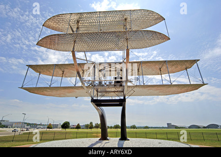 Wright Flyer Skulptur von Larry Godwin auf der Wright-Patterson AFB in Dayton Ohio Stockfoto