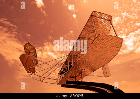 Wright Flyer Skulptur von Larry Godwin bei Sonnenuntergang auf der Wright-Patterson AFB in Dayton Ohio Stockfoto