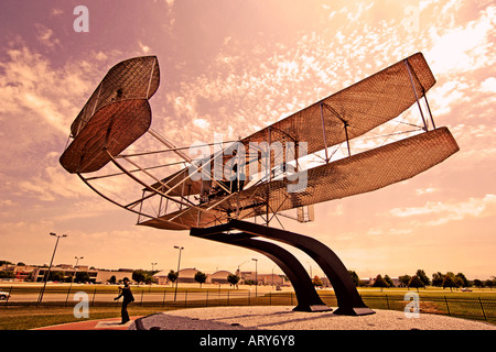 Wright Flyer Skulptur von Larry Godwin bei Sonnenuntergang auf der Wright-Patterson AFB in Dayton Ohio Stockfoto