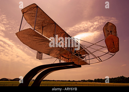 Wright Flyer Skulptur von Larry Godwin bei Sonnenuntergang auf der Wright-Patterson AFB in Dayton Ohio Stockfoto