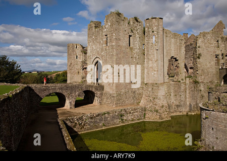 Frau betrachten das Südtor Raglan Castle Monmouthshire Wales UK Stockfoto