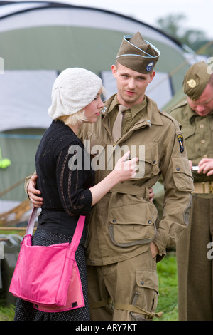 Mann und Frau in der 1940er Jahre Kostüm gekleidet Stockfoto