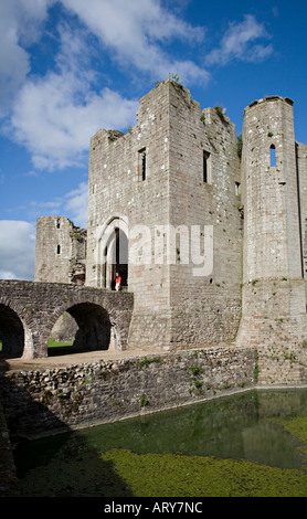 Besucher, die zu Fuß durch das Südtor Raglan Castle Monmouthshire Wales UK Stockfoto