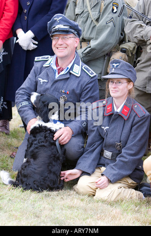 Deutscher Offizier, seine Frau und Hund Stockfoto