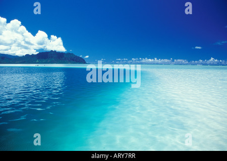 Ein Blick auf malerische Kaneohe Bay mit seinem warmen, blauen Wasser und einladende Sandbänke. Das Hotel liegt auf der windzugewandten Seite von Oahu. Stockfoto