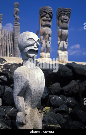 Riesige Tikis Wache an der Pu'uhonua o Honaunau National Historical Park auch bekannt als die Stadt der Zuflucht. Eine restaurierte Platz Stockfoto