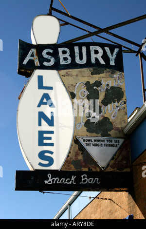 Cocktail-Lounge und Asbury Lanes Bowling Alley unterzeichnen in Asbury Park, New Jersey Stockfoto