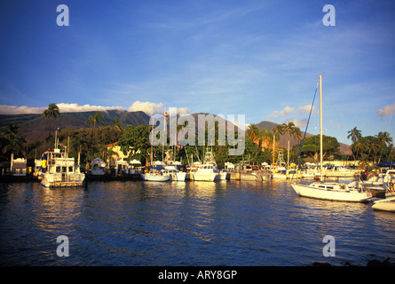 Scenic Lahaina Harbor. Das Hotel liegt in der historischen Walfang Lahaina auf Maui. West Maui Mountains im Hintergrund. Stockfoto