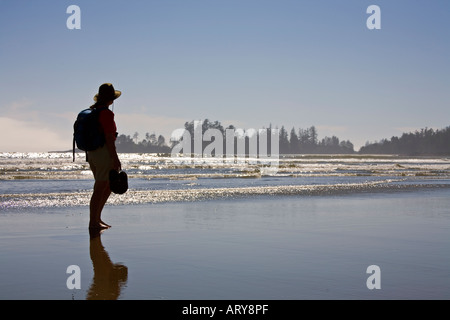 Frau stehend auf Long Beach Pacific Rim National Park reserve Vancouver Island Kanada Stockfoto