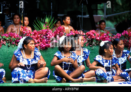 Hula-Tänzer führen für das jährliche Raintree-Festival auf der Insel Saipan. Stockfoto