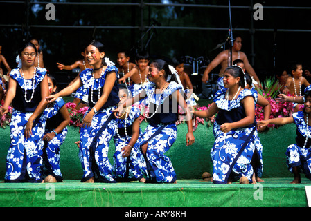 Hula-Tänzer führen für das jährliche Raintree-Festival auf der Insel Saipan. Stockfoto