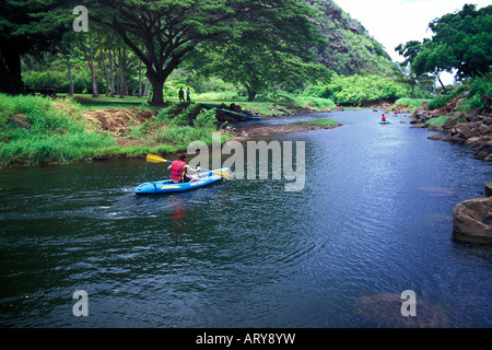 Kajakfahren auf dem Waimea River flussabwärts von Waimea Falls in, was jetzt die Audobon-Park an der Nordküste von Oahu. Stockfoto