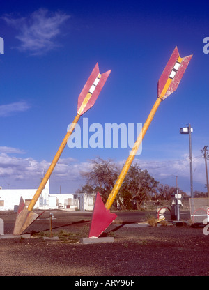 Riesige Pfeile an einer alten verlassenen Truck Stop auf der Route 66 in Twin-Pfeile-Arizona Stockfoto