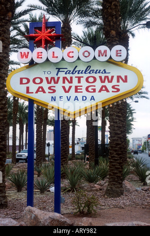 Das Schild „Welcome to Downtown Las Vegas“ begrüßt Besucher mit hellen Lichtern und pulsierender Energie in Nevadas ikonischem Stadtzentrum. Stockfoto