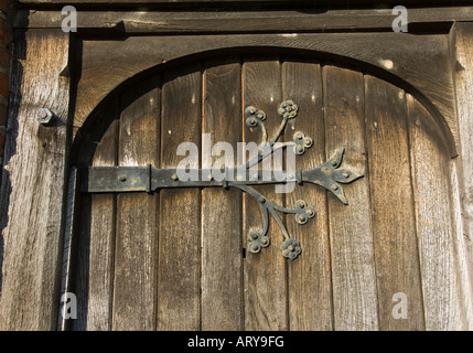 Altes Metall Scharniere St James Church Shere Surrey UK Stockfoto