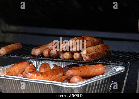 Grill-Würstchen eines Racks warten nur darauf, gegessen zu werden Stockfoto