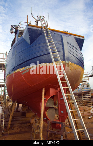 Lange boot Leiter, die den Zugang zu Schiff unter Reparatur am Schiff Reparaturwerft Macduff, Nord Ost Schottland Großbritannien Stockfoto