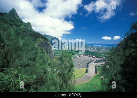 Pali Aussichtspunkt bietet den Besuchern einen spektakulären Panoramablick auf die Koolau Gebirge und malerische Kaneohe Bay auf Oahu Stockfoto