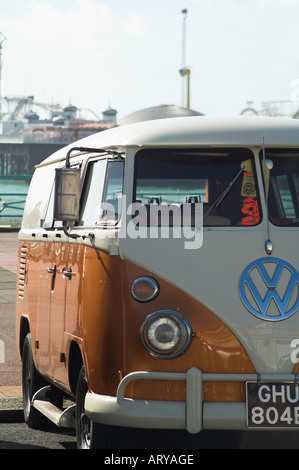 Ein orange-weißen Volkswagen VW Typ 2 Split Wohnmobil. Stockfoto